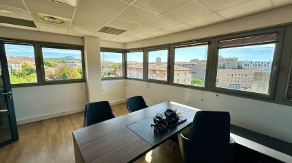 BUREAUX AVEC VUE DÉGAGÉE EN PÉRIPHÉRIE D'AIX - Offre immobilière - Arthur Loyd