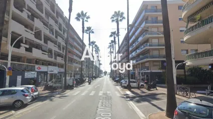 A LOUER LOCAL COMMERCIAL 139 M² AVEC 3 EMPLACEMENTS PARKING - Offre immobilière - Arthur Loyd