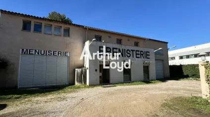 BATIMENT INDEPENDANT SUR SON TERRAIN <br />A VENDRE - 83440 - TOURETTES<br />SURFACE TOTALE : 350m² SUR UN TERRAIN DE 1100m² - Offre immobilière - Arthur Loyd