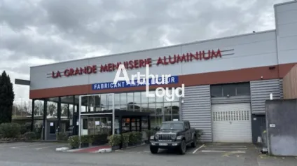 Local commercial 600 m² à louer Fréjus - Offre immobilière - Arthur Loyd