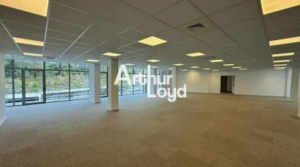 Bureaux à louer 1928 m² divisibles dès 299 m² à Sophia Antipolis avec parkings et accès rapide autoroute A8 - Offre immobilière - Arthur Loyd