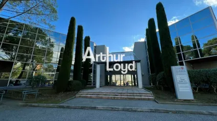 Locaux mixtes à louer à Valbonne avec parking privatif et accès rapide autoroute A8 - Offre immobilière - Arthur Loyd