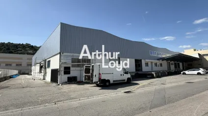 Bâtiment indépendant 2 700 m² avec possibilité de retrait de marchandises - Offre immobilière - Arthur Loyd