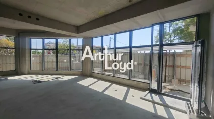 A VENDRE LOCAL COMMERCIAL D'ANGLE DE 120M² PARKING INCLUS - Offre immobilière - Arthur Loyd