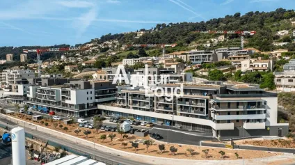 A LOUER LOCAL COMMERCIAL OU PROFESSIONNEL DE 140 M², IMMEUBLE ERP - SAINT LAURENT DU VAR<br /> - Offre immobilière - Arthur Loyd