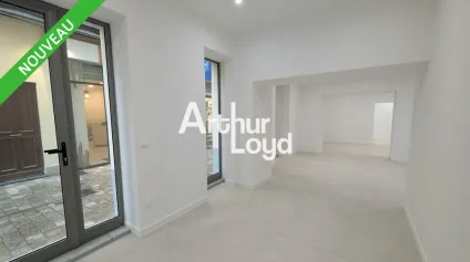 A LOUER IDEALEMENT PLACE ENTRE LA RUE MEYNADIER ET L'AVENUE FELIX FAURE UN LOCAL COMMERCIAL NEUF ENTIEREMENT RENOVE AVEC EXTRACTION - Offre immobilière - Arthur Loyd