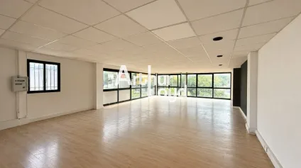 À LOUER  LOCAL COMMERCIAL / BUREAUX DE 155 M²  EXCELLENTE VISIBILITÉ SUR AXE PASSANT - Offre immobilière - Arthur Loyd