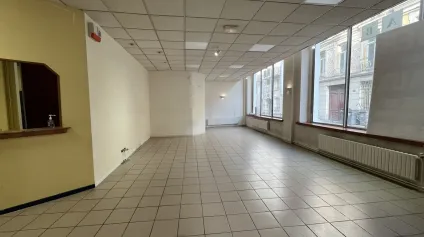 À LOUER - LOCAL PROFESSIONNEL DE 270 M2 DIVISIBLE - CENTRE-VILLE DE SAINT-QUENTIN - Offre immobilière - Arthur Loyd