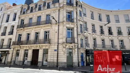 LOCAL COMMERCIAL A LA VENTE - IMMEUBLE DE STYLE HAUSSMANNIEN - Offre immobilière - Arthur Loyd
