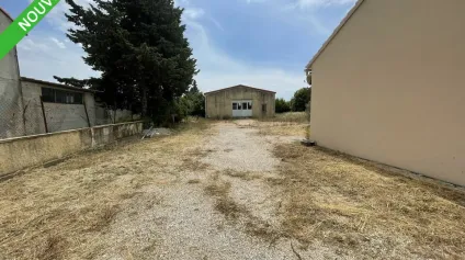 Terrain à vendre avec entrepôt existant à Jonquières emplacement stratégique - Offre immobilière - Arthur Loyd