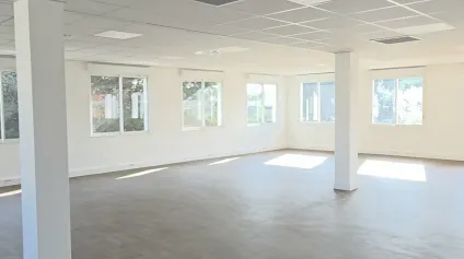 Bureaux à louer au Pontet, plateau refait à neuf, modulable, emplacement attractif, parking - Offre immobilière - Arthur Loyd