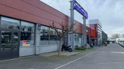 Local commercial à louer à Avignon Cap Sud, surface 808 m2 et accès direct extérieur - Offre immobilière - Arthur Loyd