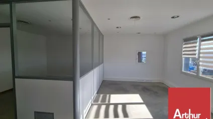 PIERRELATTE - A LOUER - PLATEAUX DE BUREAUX EN ETAGE AVEC PARKING - Offre immobilière - Arthur Loyd