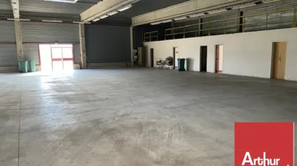 MONTELIMAR NORD ZONE DU MEYROL - A louer entrepôt avec bureaux d'une surface d'environ 1 200 m2. - Offre immobilière - Arthur Loyd
