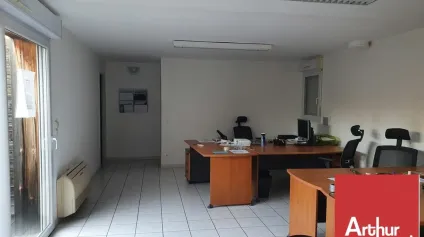 PIERRELATTE - PROCHE DE LA CENTRALE NUCLÉAIRE DU TRICASTIN - A LOUER BUREAUX AU 1ER ÉTAGE AVEC PARKING - Offre immobilière - Arthur Loyd