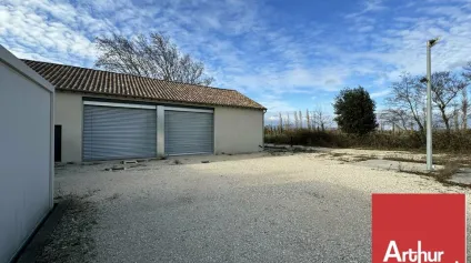 ALLAN - A L'EST DE MONTÉLIMAR - A LOUER BÂTIMENT INDEPENDANT A USAGE D'ENTREPÔT AVEC BUREAUX - PROCHE SORTIE AUTOROUTE A7 N°18. - Offre immobilière - Arthur Loyd