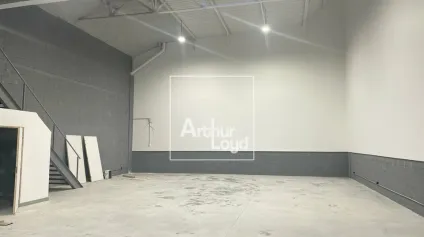 Locaux d'activités à louer sur emplacement prisé - Offre immobilière - Arthur Loyd