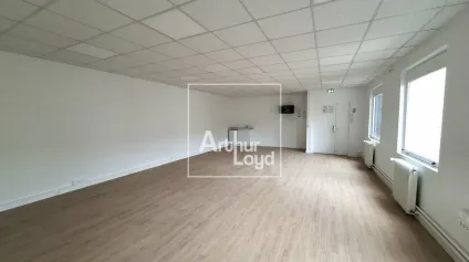 Bureaux rénovés avec monte-charge à louer - Offre immobilière - Arthur Loyd