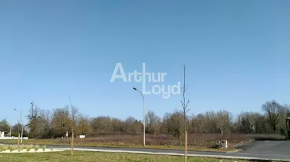 TERRAIN CONSTRUCTIBLE TOUS COMMERCES DE 4 237 M² SUR CHATELLERAULT SUD - Offre immobilière - Arthur Loyd