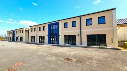 BUREAUX A LOUER - SUD VIENNE VIVONNE - LOCAUX NEUFS AMENAGES SUR MESURE 220M² DIVISIBLE<br /> - Offre immobilière - Arthur Loyd