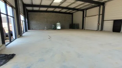 A VENDRE LOCAL D'ACTIVITE DE 406 M² DANS LA ZONE DU SUPER U DES ESSARTS - LES ESSARTS EN BOCAGE - Offre immobilière - Arthur Loyd
