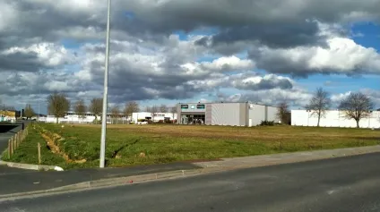 TERRAIN 4810m² AVEC DOUBLE ACCES SUR ZONE INDUSTRIELLE DE CHATELLERAULT NORD - Offre immobilière - Arthur Loyd