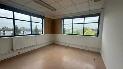 A LOUER BUREAUX DE 50 m² environ - ZONE NORD LA ROCHE SUR YON - Offre immobilière - Arthur Loyd
