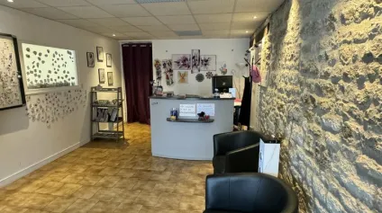 SPECIAL INVESTIISSEUR IMMEUBLE 4 APPARTEMENTS ET UN LOCAL COMMERCIAL AVEC ARRET DE BUS ET PARKINGS A PROXIMITE CENTRE VILLE NIORT - Offre immobilière - Arthur Loyd
