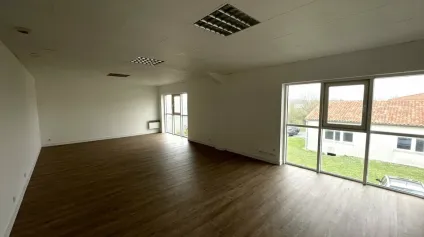 BUREAUX A LOUER DANS ZONE ACTIVITE PROCHE COMMERCES 50M² - Offre immobilière - Arthur Loyd