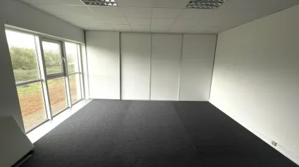 BUREAUX A LOUER DANS ZONE ACTIVITE PROCHE COMMERCES 50M² - Offre immobilière - Arthur Loyd