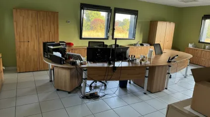 VENDRENNE  ENSEMBLE DE BUREAUX AVEC TERRAIN CONSTRUCTIBLE À LA VENTE - Offre immobilière - Arthur Loyd