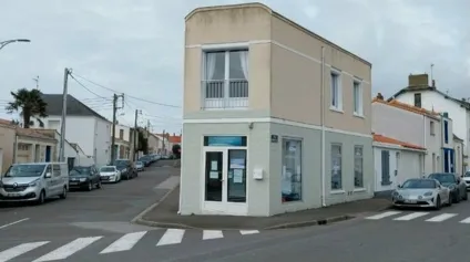 À LOUER  LOCAL COMMERCIAL / BUREAU  CENTRE DES SABLES D'OLONNE  DISPONIBLE RAPIDEMENT - Offre immobilière - Arthur Loyd