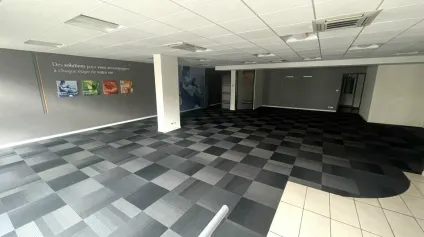 Local professionnel d'environ 149 m² à acheter à Poitiers  Visibilité exceptionnelle et accessibilité Gare TGV - Offre immobilière - Arthur Loyd