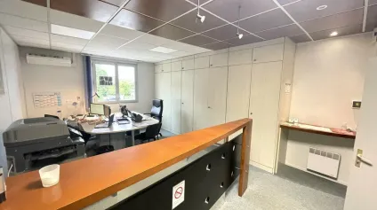 A VENDRE ENTRE CENTRE VILLE ET FAC BUREAUX CLIMATISES AVEC 7 EMPLACEMENT DE PARKING PRIVATIFS EN BON ETAT SUR UN AXE MAJEUR - Offre immobilière - Arthur Loyd