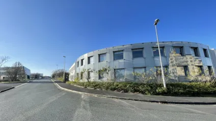 BUREAUX DE 554M² A VENDRE PROCHE DES COMMERCES ET VISIBLES DEPUIS LA ROCADE - Offre immobilière - Arthur Loyd
