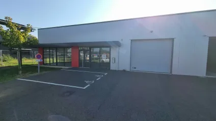 À louer  Bâtiment artisanal ou commercial 300 m²  Grand Poitiers  Accessibilité optimale et prestations haut de gamme - Offre immobilière - Arthur Loyd