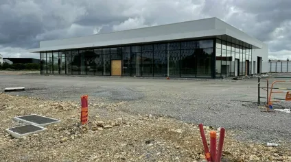 NIORT A LOUER CELLULE COMMERCIALE DE 1000 M2 AXE PREMIUM - Offre immobilière - Arthur Loyd