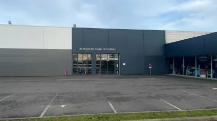  LOCAL COMMERCIAL 923M² AVEC CDAC - À LA LOCATION - FONTENAY-LE-COMTE - Offre immobilière - Arthur Loyd