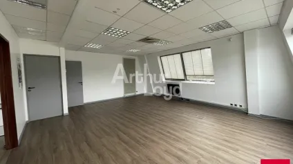 BEAUCOUZÉ LOCAL D'ACTIVITÉ 490 m² A LOUER - Offre immobilière - Arthur Loyd