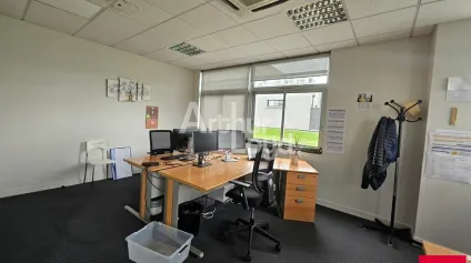 ANGERS OUEST Bâtiment de bureaux indépendant avec terrain à vendre - Offre immobilière - Arthur Loyd