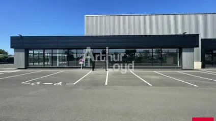 BEAUCOUZE BELLE VISIBILITÉ LOCAL D'ACTIVITÉ/NEGOCE 658 m² A LOUER - Offre immobilière - Arthur Loyd