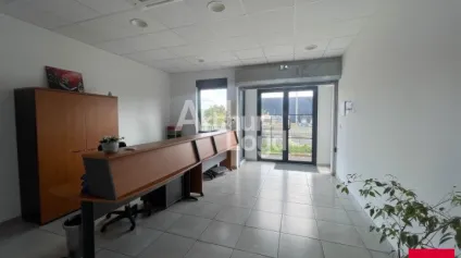 LA CHAUSSÉE SAINT VICTOR - LOCATION BUREAUX DE 150 M² - ACCÈS A10 IMMÉDIAT - Offre immobilière - Arthur Loyd
