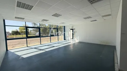 À LOUER : CELLULE EN REZ DE CHAUSSÉE DE 104 M² - PARKINGS - ZI SUD - Offre immobilière - Arthur Loyd