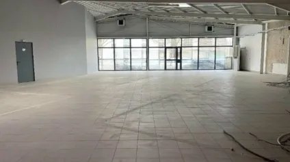 Cellule commerciale d'environ 430m2 avec plusieurs emplacements de stationnement - sur axe très passant de Reims - Offre immobilière - Arthur Loyd