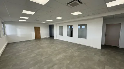 TOURS METROPOLE BUREAUX A LOUER 890 M² REMIS A NEUF - Offre immobilière - Arthur Loyd