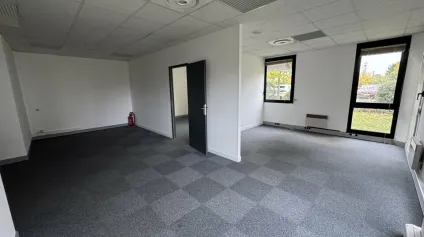 TOURS NORD BUREAUX A LOUER 64 M² RDC 2 PARKINGS PROCHE ECHANGEUR A10 VISIBILITÉ D910 - Offre immobilière - Arthur Loyd