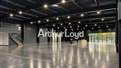 CHAMBRAY LES TOURS COMMERCE A LOUER 2306 M² SHOWROOM ATELIER 72 PARKINGS - Offre immobilière - Arthur Loyd