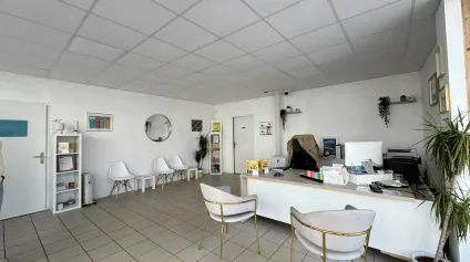 JOUE LES TOURS BUREAUX COMMERCIAUX A LOUER 110 M² RDC VITRINE ET GARAGE - Offre immobilière - Arthur Loyd