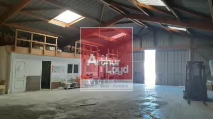 Idéalement situé dans la ZI de la Chapelle St Luc - Offre immobilière - Arthur Loyd