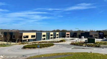 À LOUER EMPLACEMENT EXCEPTIONNEL - LOCAUX D'ACTIVITÉ NEUF ENVIRON 683 m2 - Offre immobilière - Arthur Loyd
